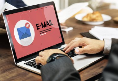 Tipik dizüstü klavye üzerinde iş adamları