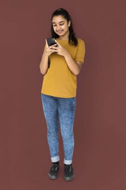 Akıllı telefon kullanan kadın 