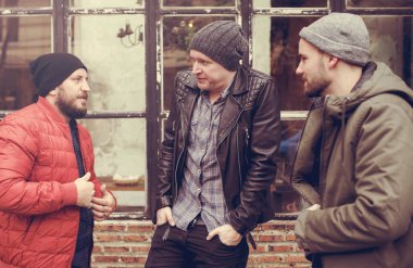 Yetişkin erkekler konuşuyor 