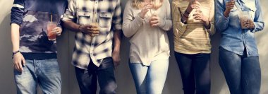 Arkadaşlar birlikte vakit geçiriyorlar.