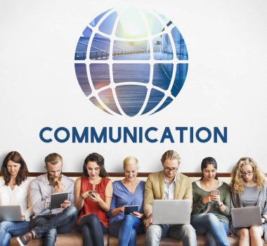 Dijital aygıtlar kullanan insanlar