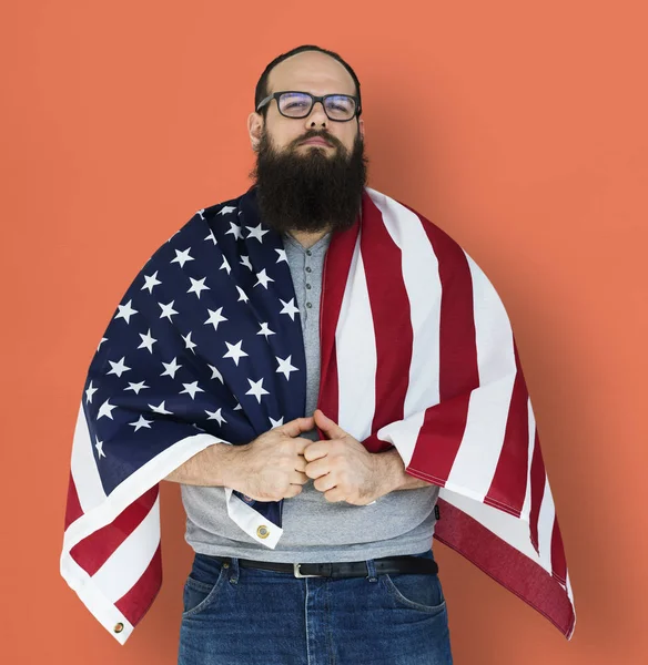 Amerikan bayrağı tutan adam — Stok fotoğraf