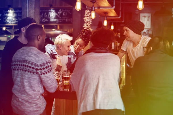 Eople having beer at night club — Stock Photo, Image