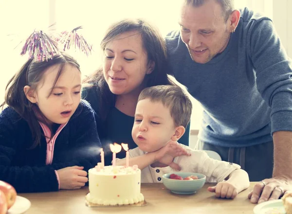 Familia celebrando cumpleaños —  Fotos de Stock