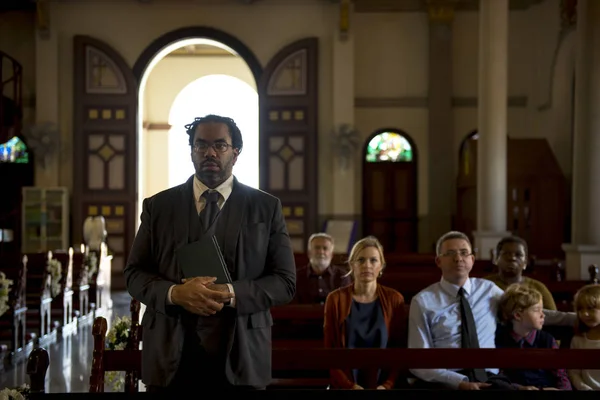 Pessoas orando na igreja — Fotografia de Stock