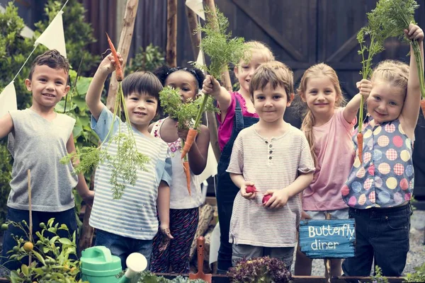 Niños sosteniendo verduras — Foto de Stock