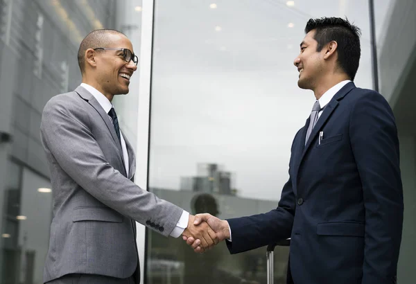 Zakelijke mannen overeenkomst Deal met handen schudden — Stockfoto