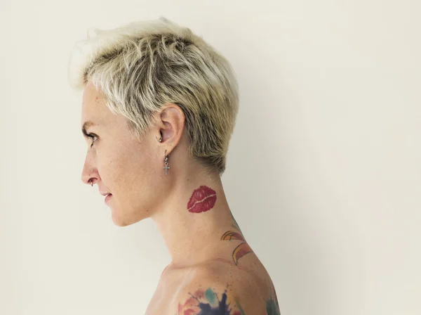 Félmeztelen tetovált szőke nő — Stock Fotó