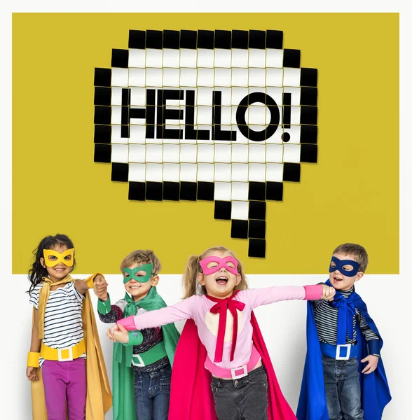 Barnen i super hjälten kostymer — Stockfoto