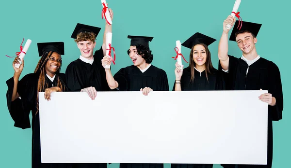 Estudantes segurando banner — Fotografia de Stock