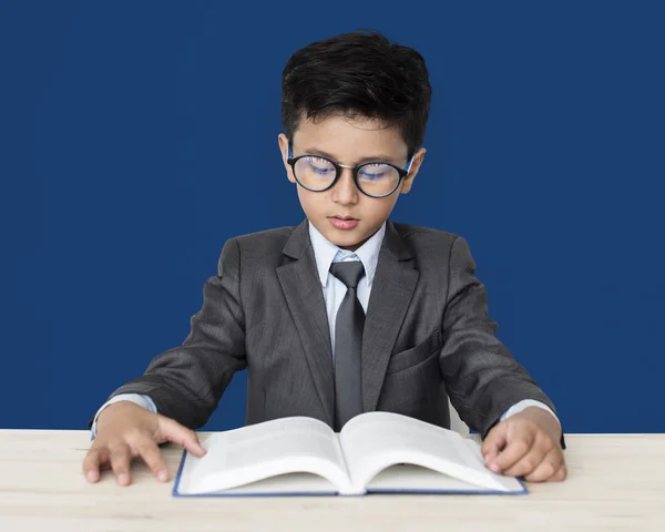 Jongen lezen boek — Stockfoto