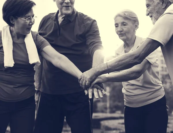 Senior orang berolahraga bersama-sama — Stok Foto