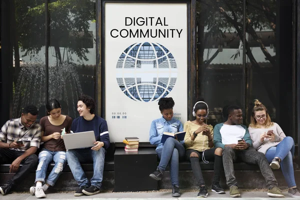 Junge Studenten stehen in der Nähe von Plakaten — Stockfoto