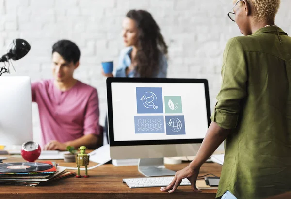 Mitarbeiter im Büro — Stockfoto