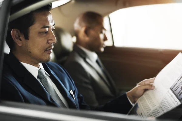 Zakelijke mannen zitten in auto — Stockfoto