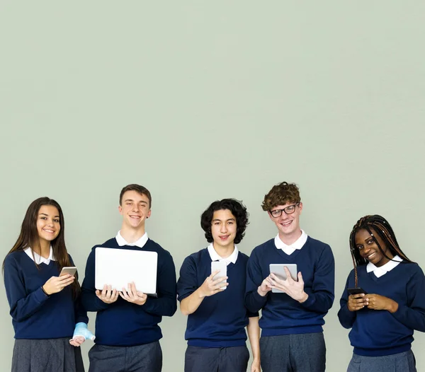 Estudantes que utilizam dispositivos digitais — Fotografia de Stock