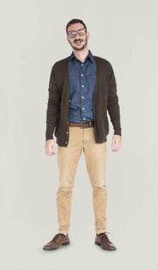 adam rahat kıyafet stüdyoda ayakta