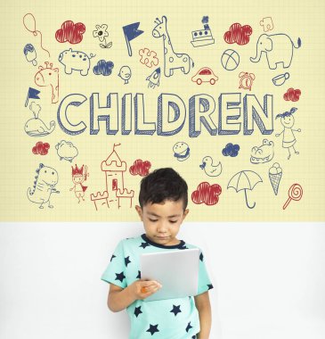 küçük çocuk Smartphone kullanarak 