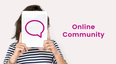 Dijital Tablet ile yüz kapsayan kadın