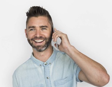 Yakışıklı beyaz adam gülümsüyor