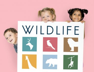 Çocuk afişini saklanıyor