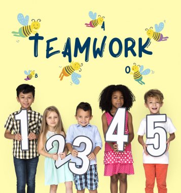 Kağıt numaraları tutan çocuk