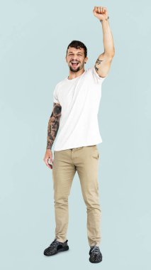 adam tutarak bir el kaldırdı