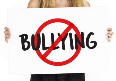 Kadın afişini tutar