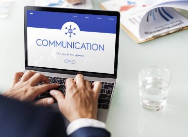 Bilgisayarla çalışan bir iş adamı