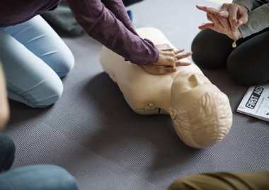 İnsanlar üzerinde Cpr ilk yardım eğitimi