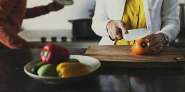 Sebze doğrayan kadın