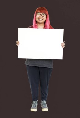 ayakta ve kağıt afiş tutan kadın