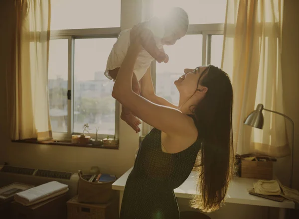 Mãe segurando bebê recém-nascido — Fotografia de Stock