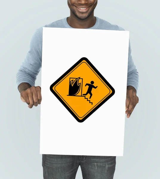 Homem africano segurando banner gráfico — Fotografia de Stock