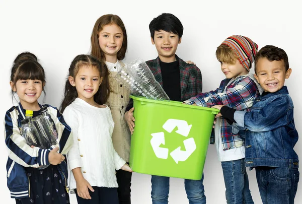 儿童与回收箱和塑料瓶 — 图库照片