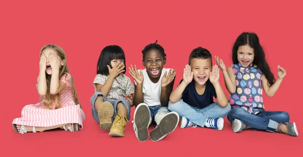 Kids sitting on floor together — Stock Photo, Image