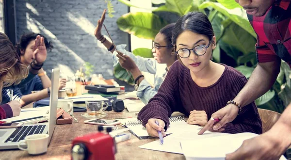 Les étudiants multiethniques et l'éducation — Photo