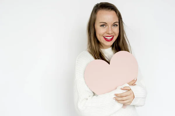 Señora sosteniendo corazón de papel — Foto de Stock