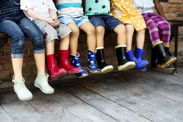 Enfants en bottes en caoutchouc coloré — Photo