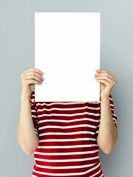 Person mit weißem Plakat — Stockfoto