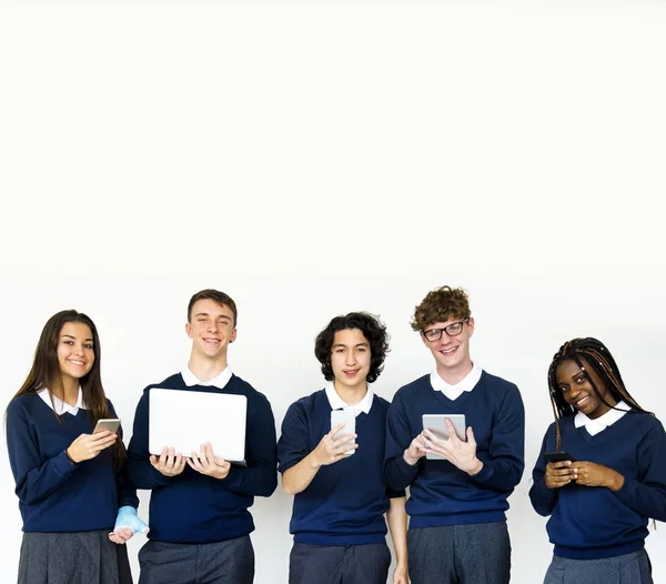 Studenti che utilizzano dispositivi digitali — Foto Stock