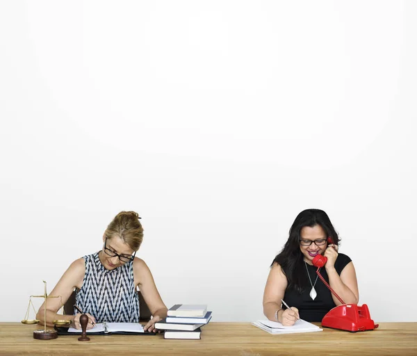 Vrouwen werken in advocatenkantoor — Stockfoto