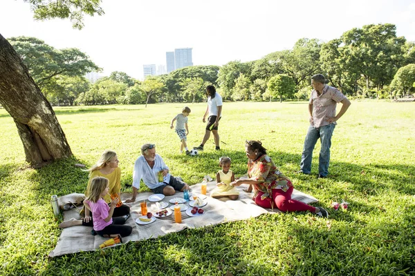 Семья устраивает пикник на открытом воздухе — стоковое фото
