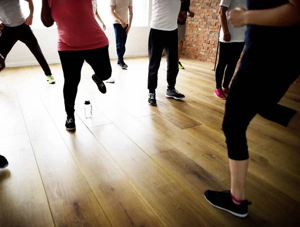 Menschen, die mit Trainer trainieren — Stockfoto