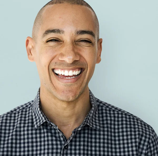 Hombre de raza mixta sonriendo — Foto de Stock