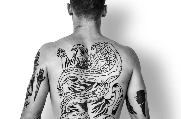 Чоловік з татуюванням на голій спині — стокове фото