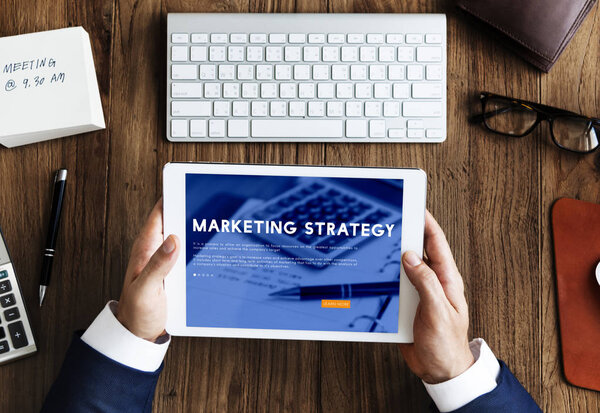 Бизнесмен с помощью цифрового планшета