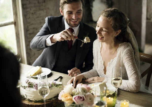 As pessoas celebram o casamento à mesa — Fotografia de Stock