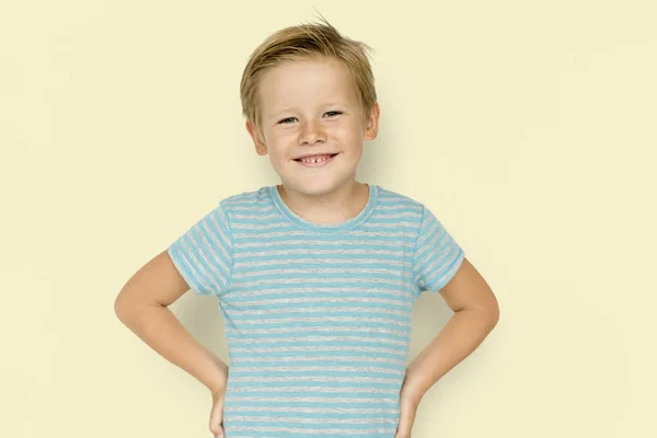 Ragazzo in elegante t-shirt a righe — Foto Stock