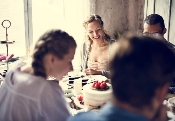 Amigos reuniéndose en la fiesta del té — Foto de Stock